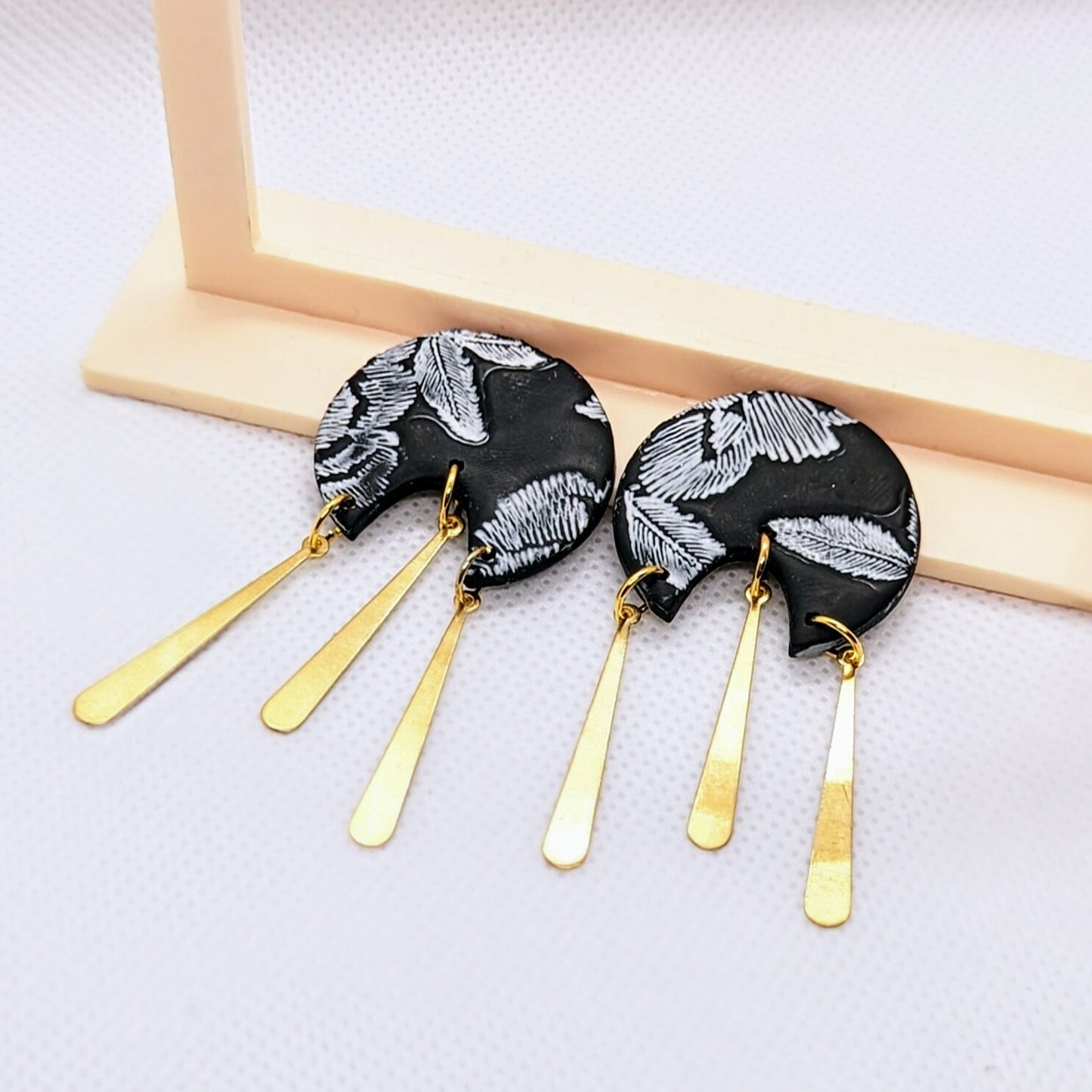 Black & White Floral Dangles / Statement / Boho Style / Lightweight earrings / Leaf / Textured / Polymer Clay circle Earrings / Garden Party