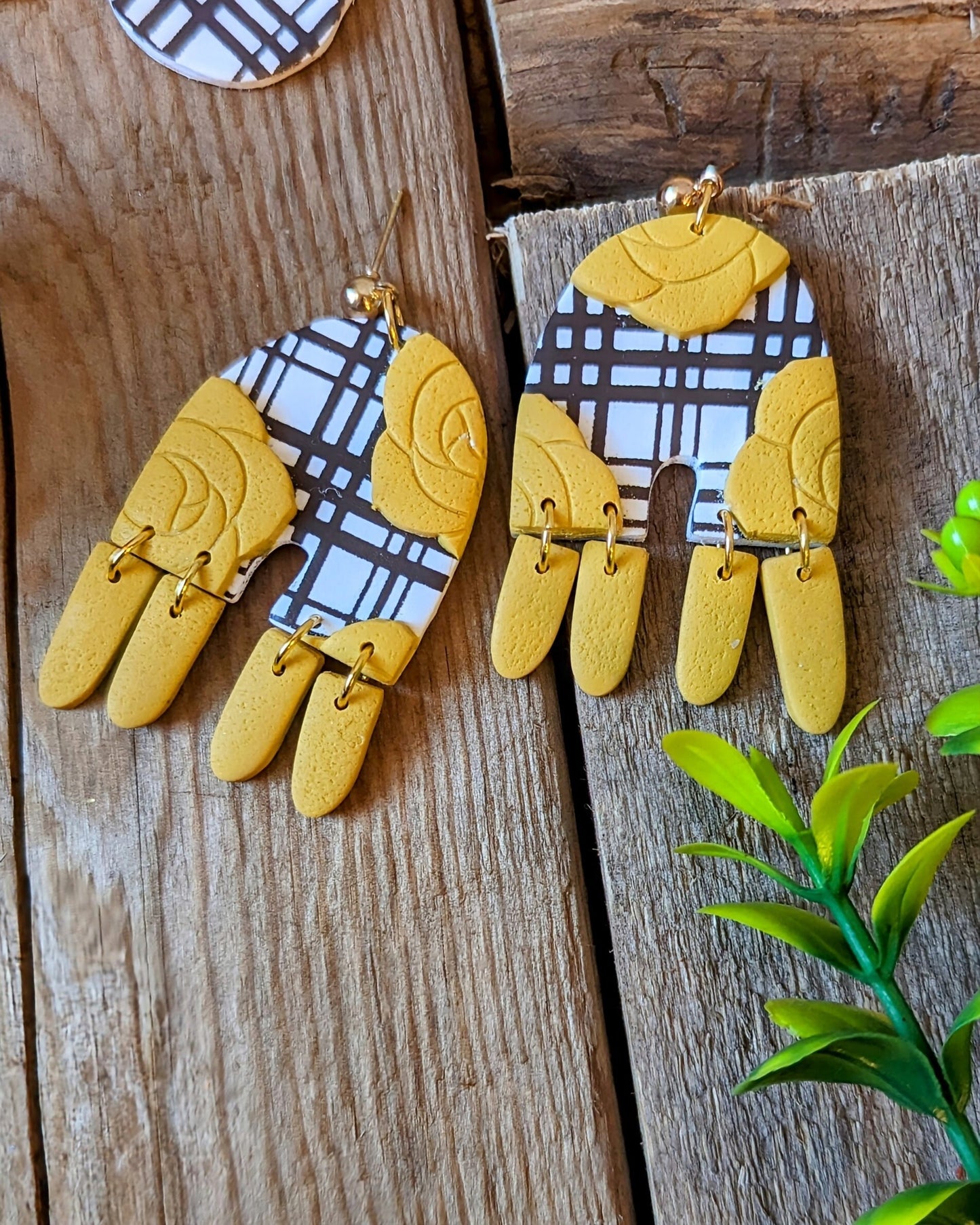 Chocolate and White plaid rose arch earrings / Western accessories / Brown and yellow / Polymer Clay / yellow rose earrings / Wyoming cowboy